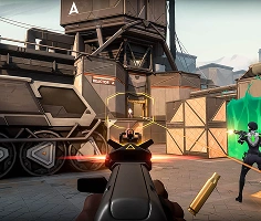 Een scène uit een first-person shooter waarin een speler met een geweer op een industriecomplex richt. Rechts, vlakbij een groen oplichtende barrière, staat een teamgenoot, gekleed in het zwart
